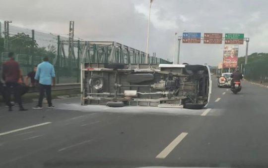 Motorista perde o controle de caminhonete e  veiculo capota na Estrada do Coco