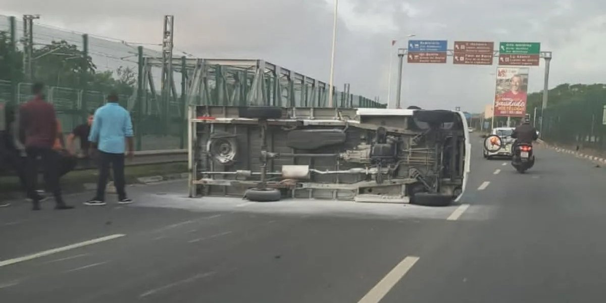 Motorista perde o controle de caminhonete e veiculo capota na Estrada do Coco