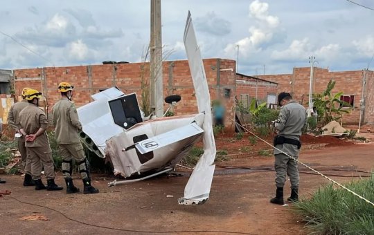 Avião de pequeno porte cai e deixa duas pessoas feridas em Goiás