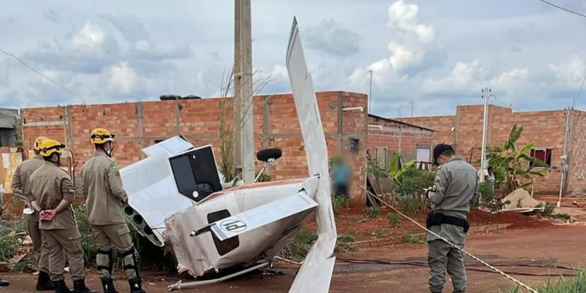 Avião de pequeno porte cai e deixa duas pessoas feridas em Goiás