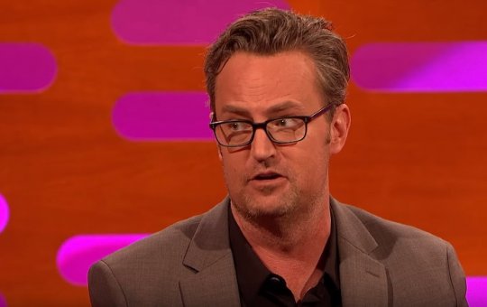 Matthew Perry que fazia o personagem Chandler de 'Friends' morre aos 54 anos