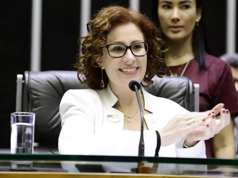 Carla Zambelli tem mal estar e desmaia em embarque para São Paulo