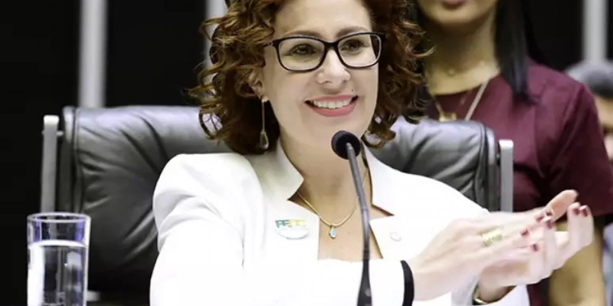 Carla Zambelli tem mal estar e desmaia em embarque para São Paulo