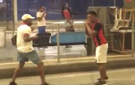 Torcedores do Vitória brigam entre si na Estação Pirajá