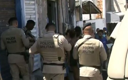 Homem é assassinado com mais de 15 tiros em barbearia de Itapuã