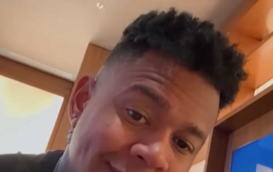 Leo Santana surpreende fãs com novo visual nas redes sociais