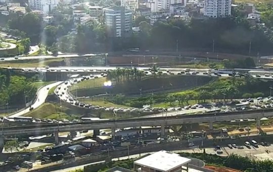 Interdição no viaduto Raul Seixas causa congestionamento na Avenida ACM