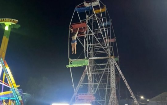 Garota cai de roda gigante em parque de Manaus