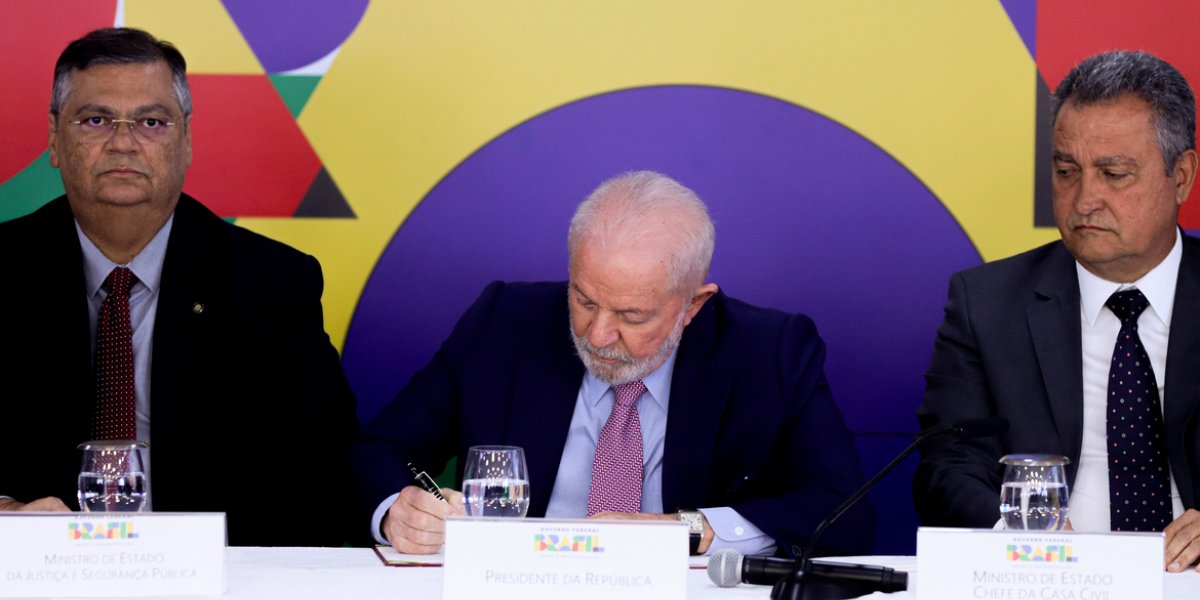 Lula anuncia decreto de GLO em portos e aeroportos