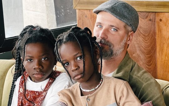 Bruno Gagliasso chega em Salvador com Titi e Bless