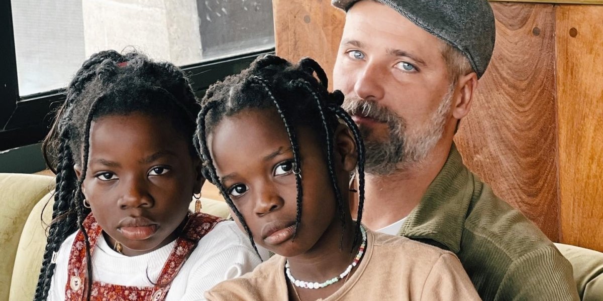 Bruno Gagliasso chega em Salvador com Titi e Bless