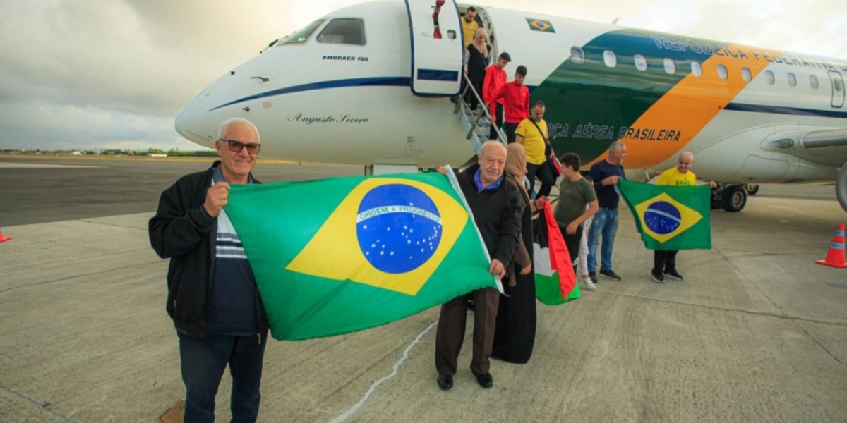 Grupo de repatriados vindo da Cisjordânia chega ao Brasil