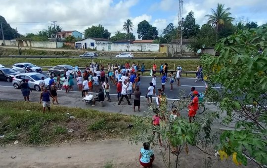 Manifestação na BR-324 deixa trânsito congestionado