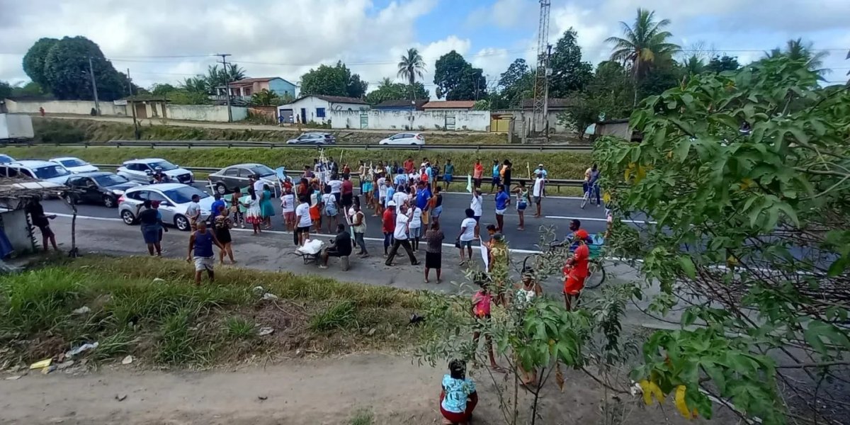 Manifestação na BR-324 deixa trânsito congestionado