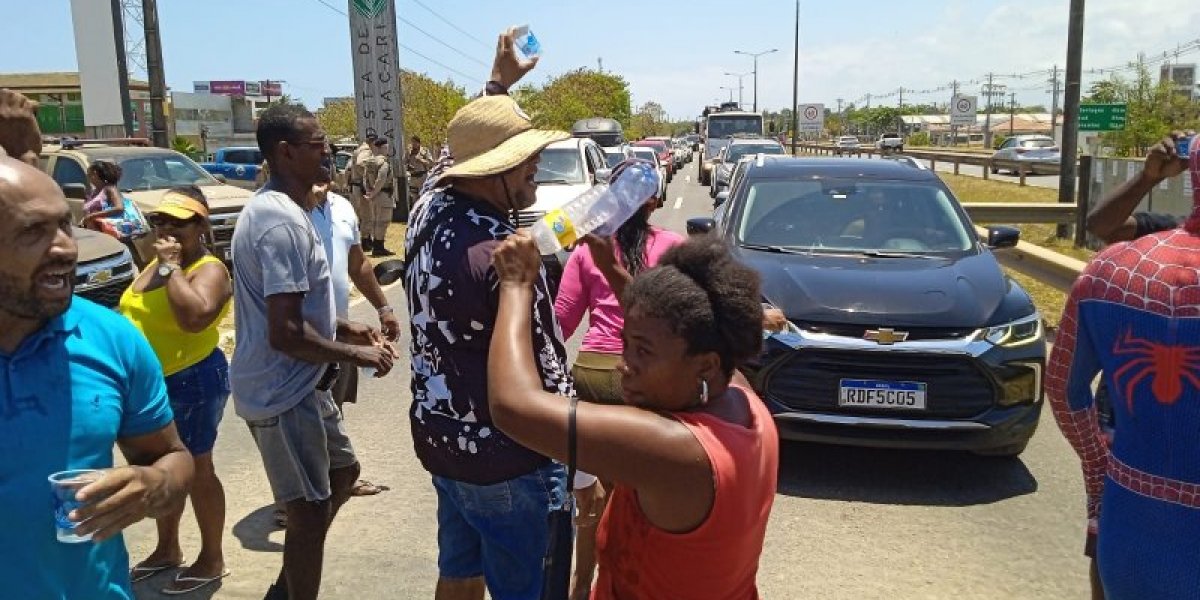 Moradores de Arembepe protestam pela falta de água