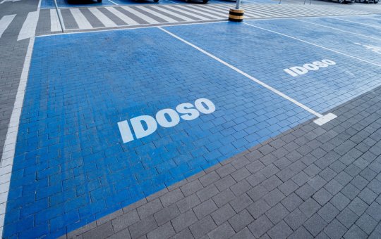 Veja como emitir credencial de vaga preferencial de idoso pelo celular