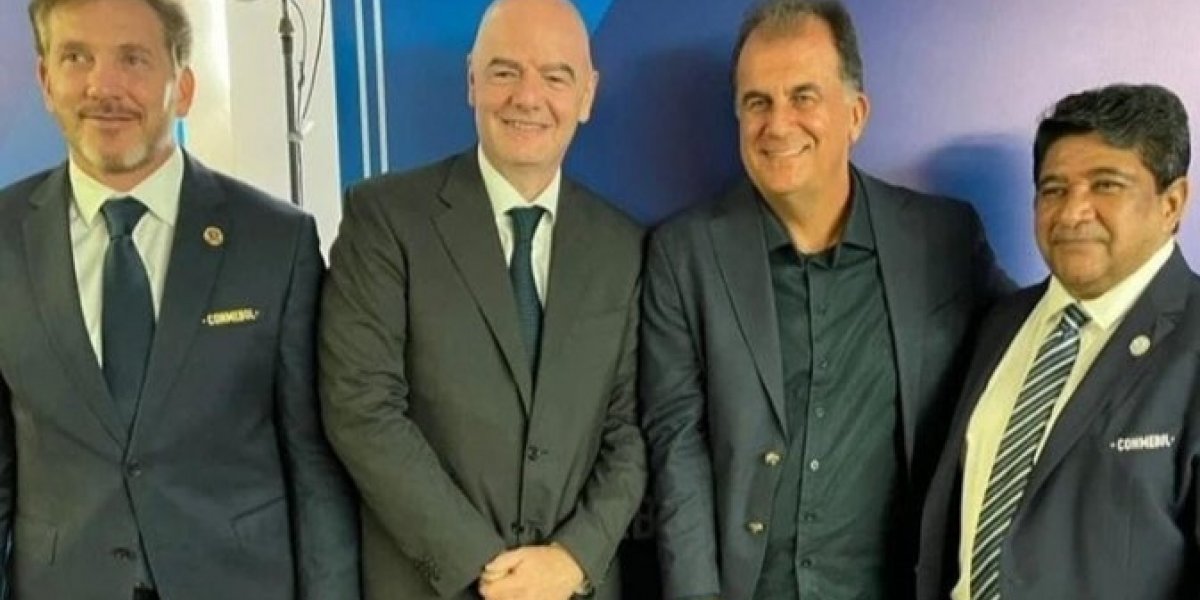 Fábio Mota posa ao lado de presidentes da FIFA, Conmebol e CBF