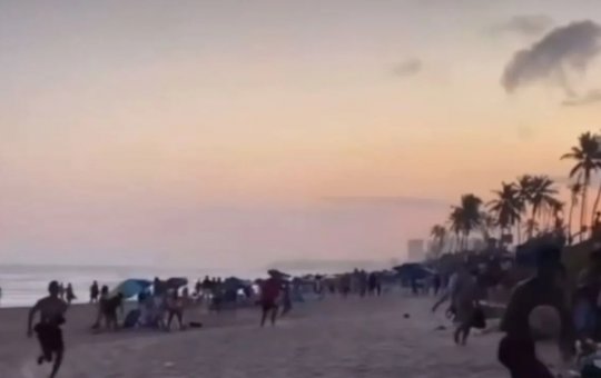 Arma de policial militar foi roubada durante arrastão na praia de Jaguaribe