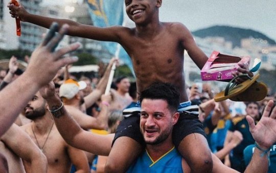 Em meio a confrontos, imagem entre torcedor carioca e do Boca viraliza