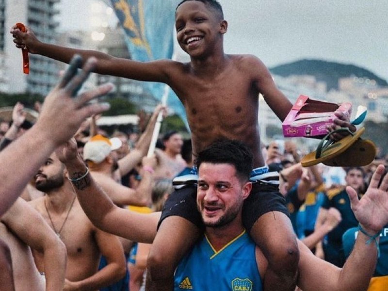 Em meio a confrontos, imagem entre torcedor carioca e do Boca viraliza