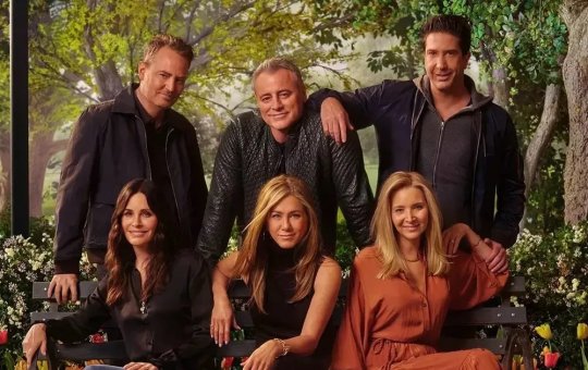 Protagonistas de 'Friends' se reúnem para funeral do ator Matthew Perry