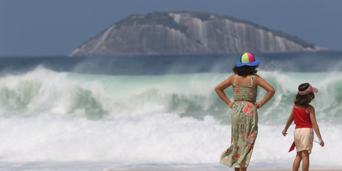 Praias do Rio de Janeiro continuam sob risco de fortes ondas