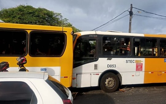 Engavetamento entre ônibus e micro-ônibus deixa trânsito lento na Suburbana