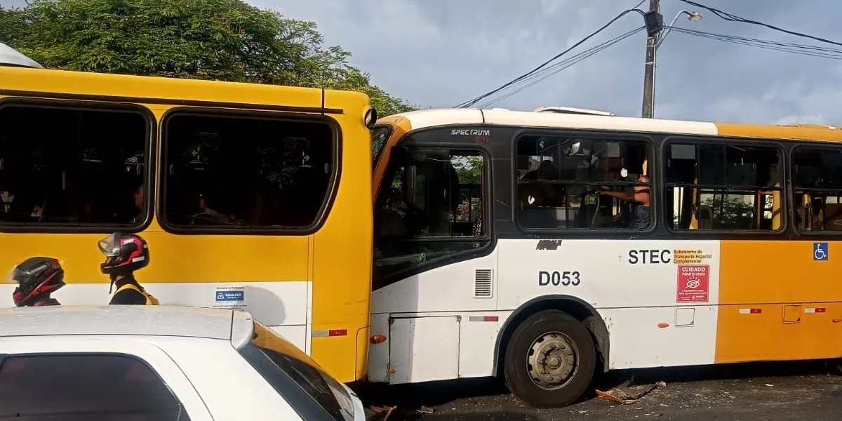 Engavetamento entre ônibus e micro-ônibus deixa trânsito lento na Suburbana