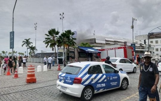 Prefeitura de Salvador é atingida por incêndio