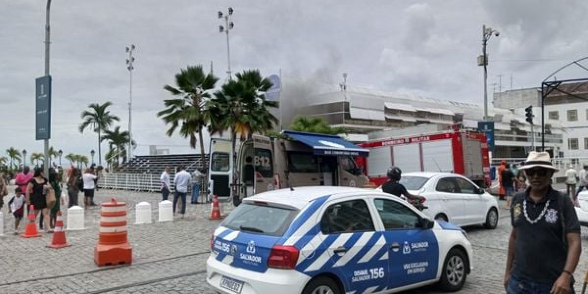 Prefeitura de Salvador é atingida por incêndio