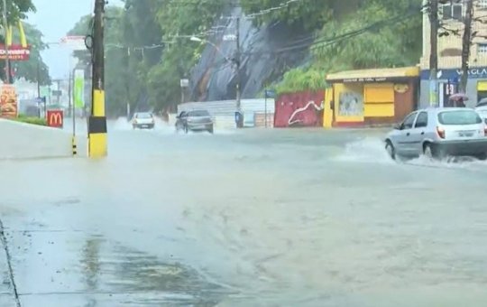 Órgãos emitem alertas após chuva intensa e ventos fortes, em Salvador