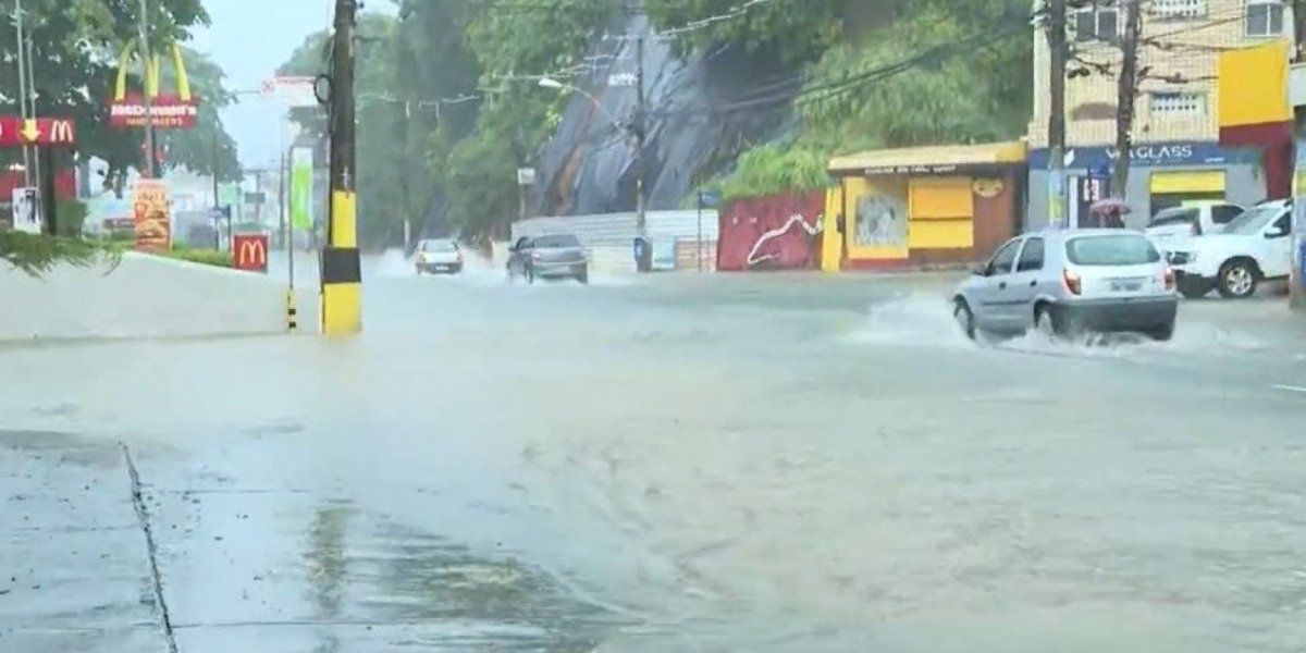 Órgãos emitem alertas após chuva intensa e ventos fortes, em Salvador