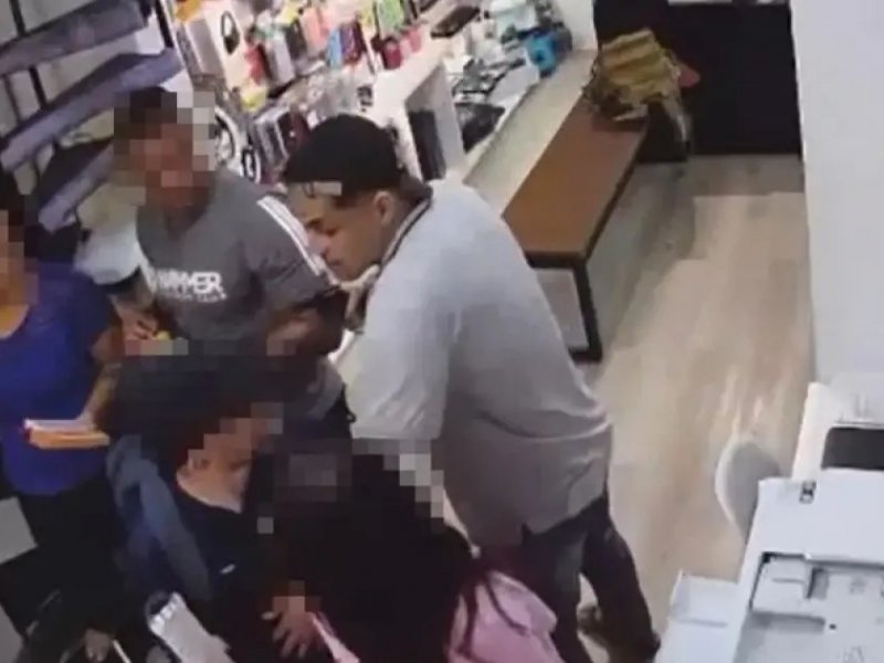 Homens armados assaltam loja e roubam clientes em Stella Maris