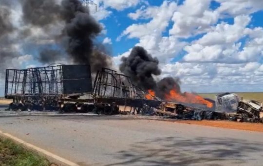 Acidente com carretas deixa dois mortos no oeste da Bahia