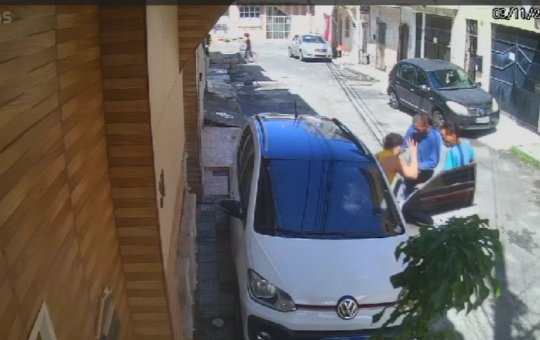 Bandidos roubam carro de homem que tentava estacionar no bairro da Ribeira