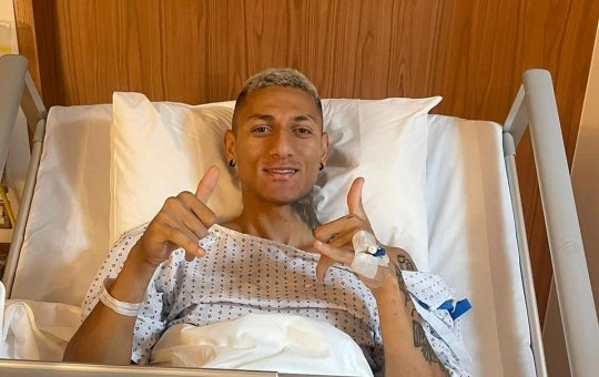 Richarlison passa por cirurgia no púbis e ficará afastado dos campos
