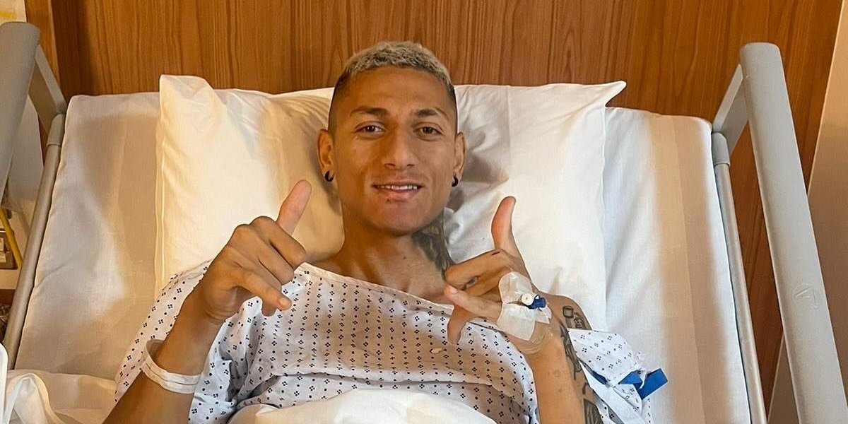 Richarlison passa por cirurgia no púbis e ficará afastado dos campos