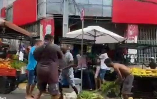 Homem esfaqueia mulher e é linchado por populares em Salvador