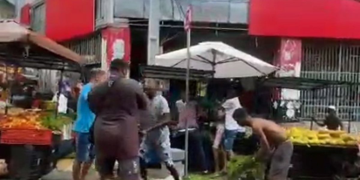 Homem esfaqueia mulher e é linchado por populares em Salvador