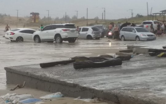 Tsunami meteorológico arrasta carros em Santa Catarina