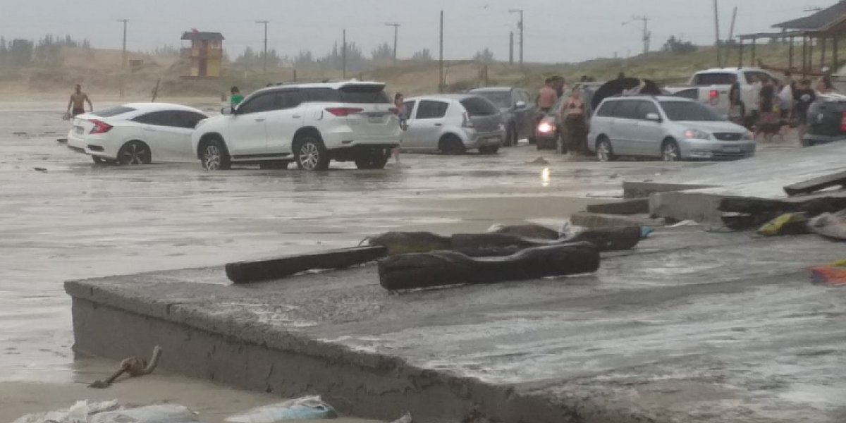 Tsunami meteorológico arrasta carros em Santa Catarina