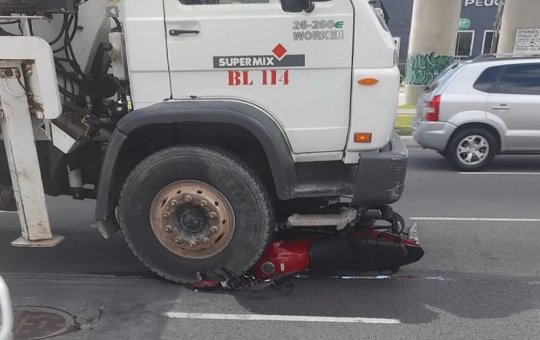 Colisão entre moto e caminhão deixa trânsito lento na Avenida Bonocô