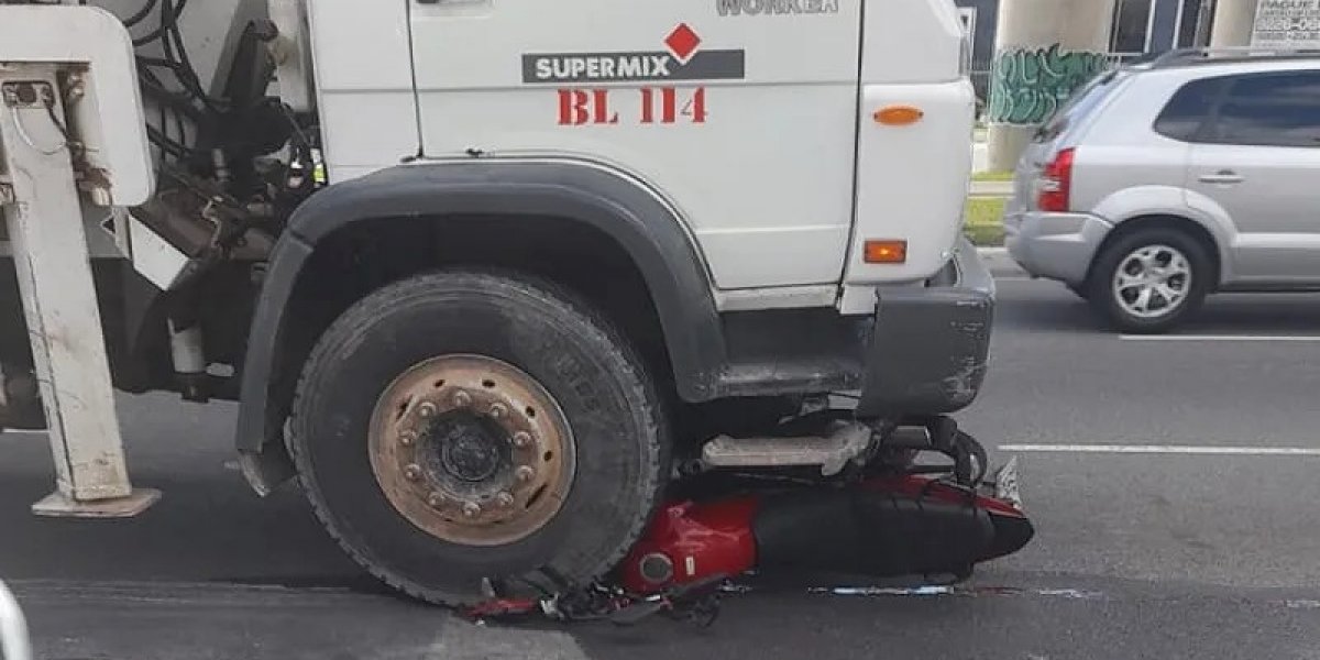 Colisão entre moto e caminhão deixa trânsito lento na Avenida Bonocô