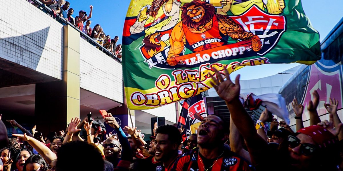 Torcida do Vitória faz a festa com o elenco em recepção no aeroporto de Salvador