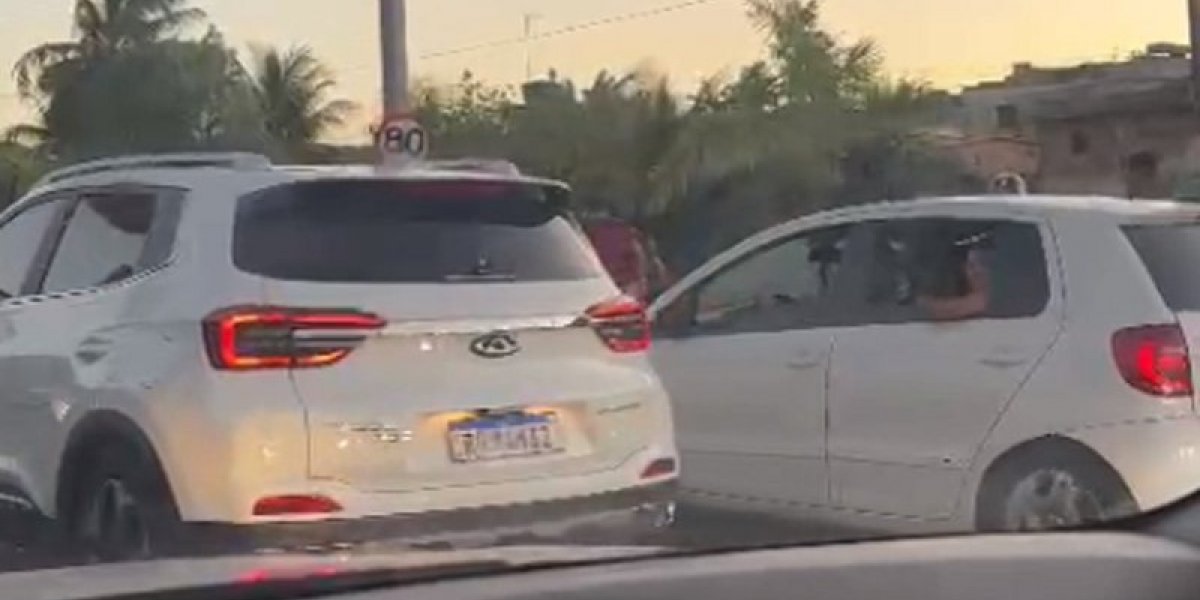 Acidente na Av. Paralela deixa dois feridos e trânsito lento