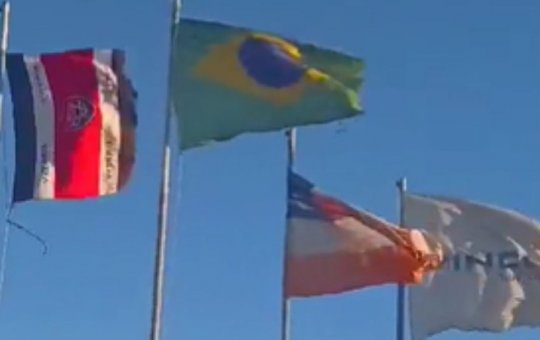 Torcida do Vitória coloca bandeira do clube em mastro no aeroporto