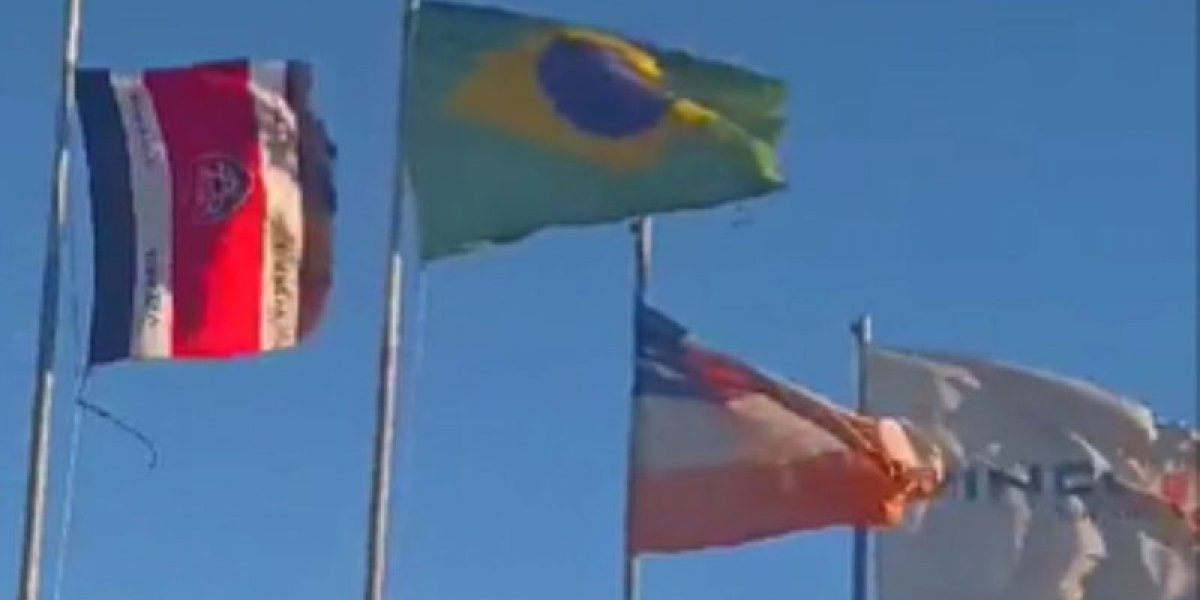 Torcida do Vitória coloca bandeira do clube em mastro no aeroporto