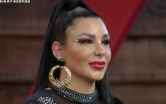 Jenny Miranda explica o que causou internação e suspeita de evenenamento