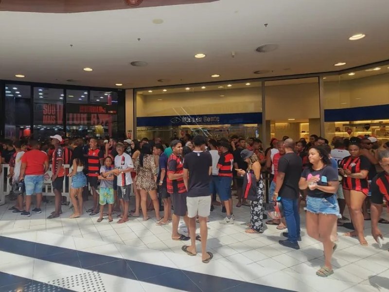 Torcedores do Vitória fazem fila por últimos ingressos para duelo contra o Sport