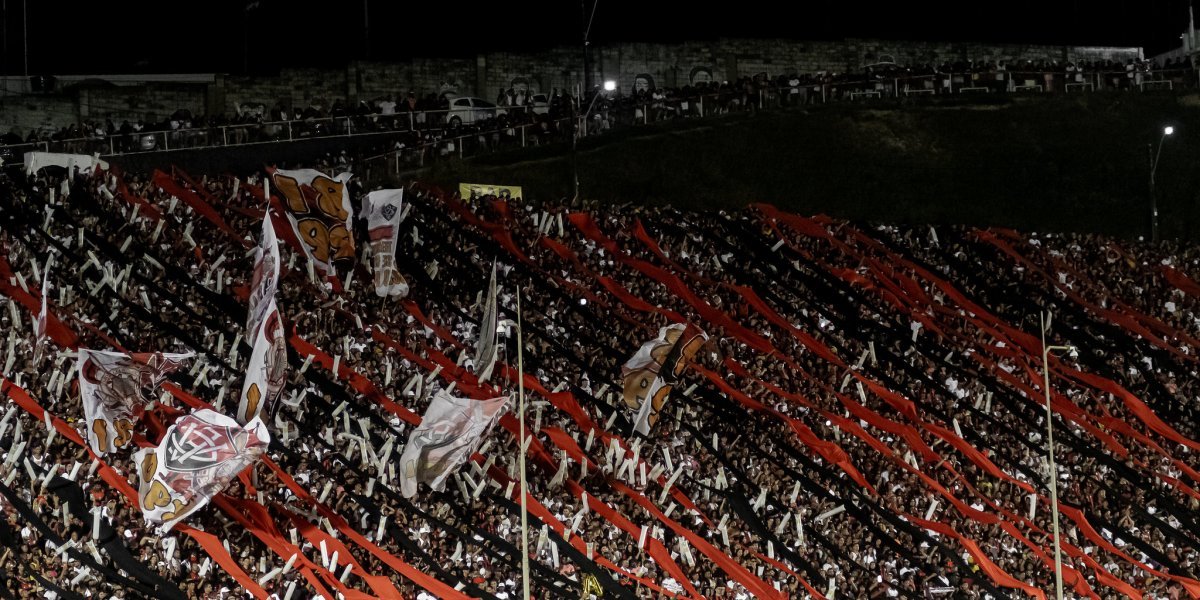 Vitória pede para que torcedores não invadam o campo